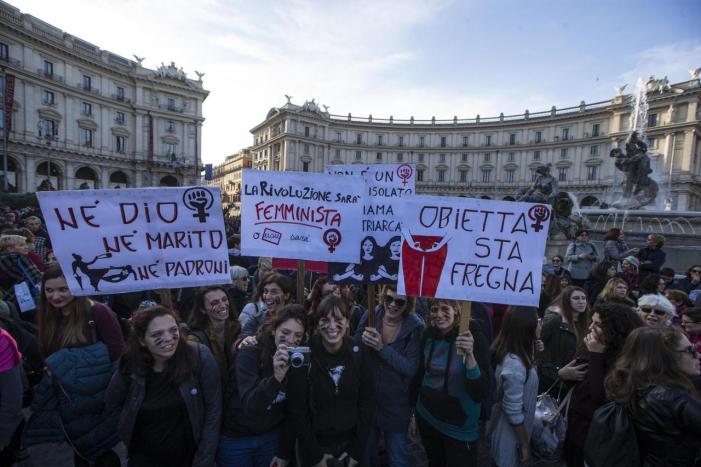 Femministe in piazza 25 novembre a Roma.jpg